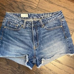 Gap slim cut off shorts size 25